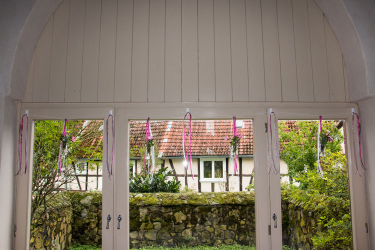 Fensterdekoration mit Blumen und Bändern fur Hochzeitsfeier/ standesamtliche Trauung in Hirzbacher Kapelle Hammersbach - nachhaltige Hochzeitsfloristik Fensterdekoration mit Blumen und Bändern fur Hochzeitsfeier/ standesamtliche Trauung in Hirzbacher Kapelle Hammersbach - nachhaltige Hochzeitsfloristik