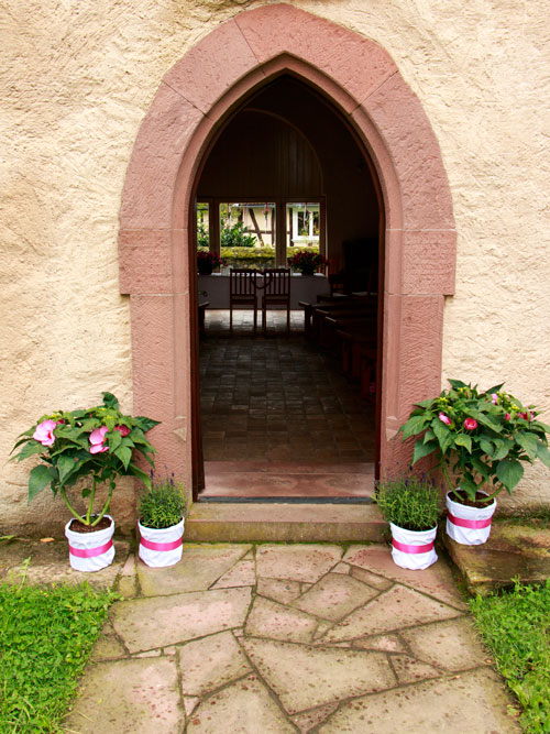 Standesamtliche Trauung in Hirzbacher Kapelle Hammersbach - Blumenschmuck fur den Eingang Hochzeitsfeier Standesamtliche Trauung in Hirzbacher Kapelle Hammersbach - Blumenschmuck fur den Eingang Hochzeitsfeier