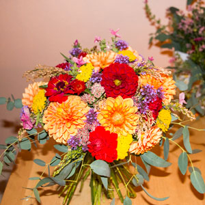 Bunter Blumenstrauß aus Bio-Blumen aus Nidderau für die Frankfurter Region: Dahlien, Schafgarbe, Eucalyptus